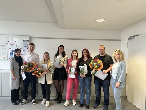 Das Foto zeigt einen Teil der Absolventen zusammen mit Schulleiterin Bettina Gundermann (1.v.r.) und Schulleiterin Andrea Hirsch (1.v.l.). Foto: Klinik Neustadt an der Aisch